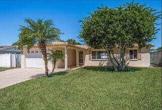 Building Photo - Beautiful 2 bed, 2 updated baths home in the sought-after boating community of Gulf Harbors.