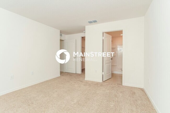 Building Photo - 4 Bedroom Pet-Friendly Home in Leesburg, FL with Main Street Renewal
