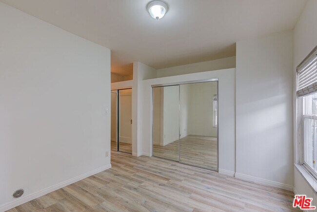 Building Photo - 320 S Reeves Dr