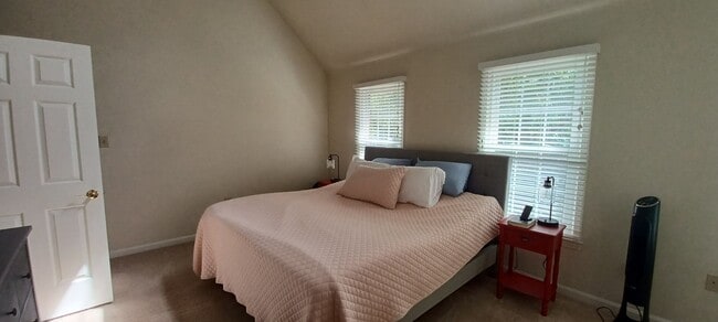 Building Photo - Luxurious And Spacious 3 Bed 2 Bath Brick ...