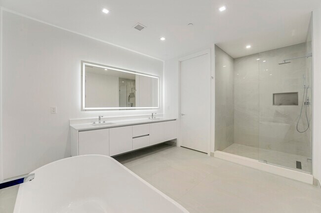 Building Photo - 220 Lake Shore Dr