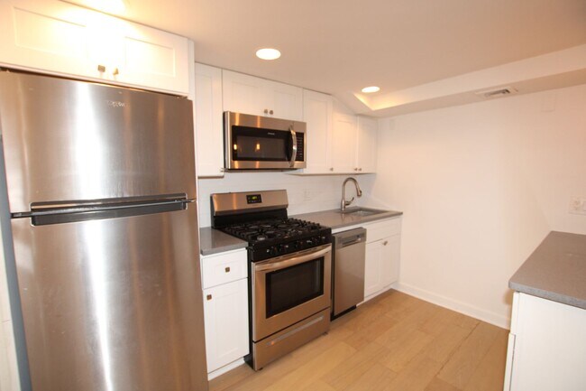 Building Photo - Spacious 2 bedroom unit in a great area in Graduate hospital