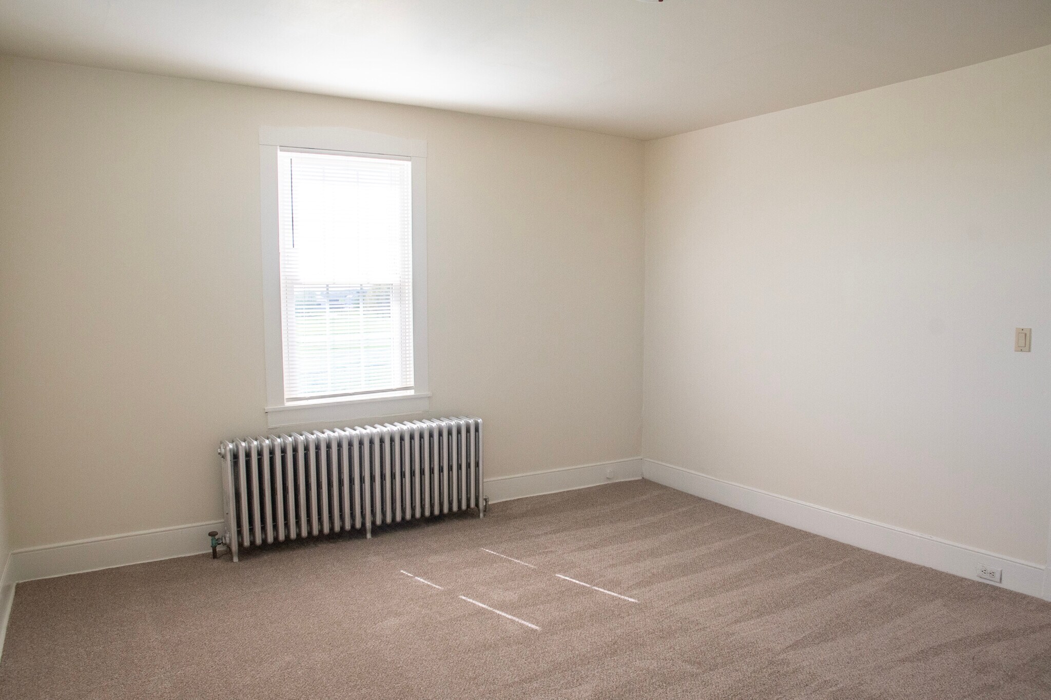 Building Photo - 488 S Colebrook Rd