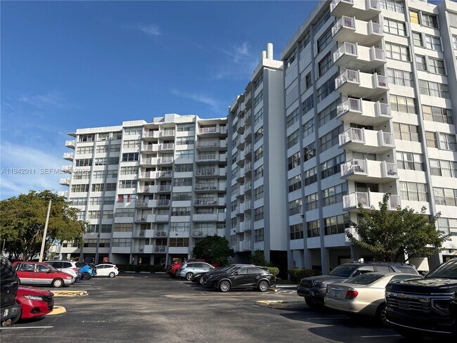 Building Photo - 1200 NE Miami Gardens Dr