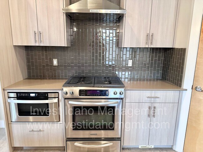 Building Photo - Rarely available in the most preferred River District! Available July 2026