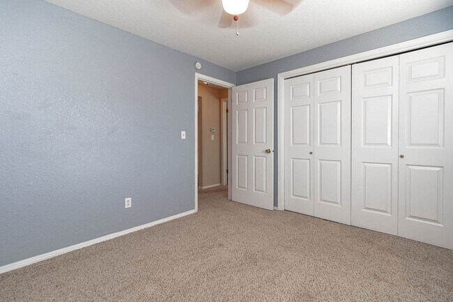 Building Photo - Two story home located near major shopping and restaurants!