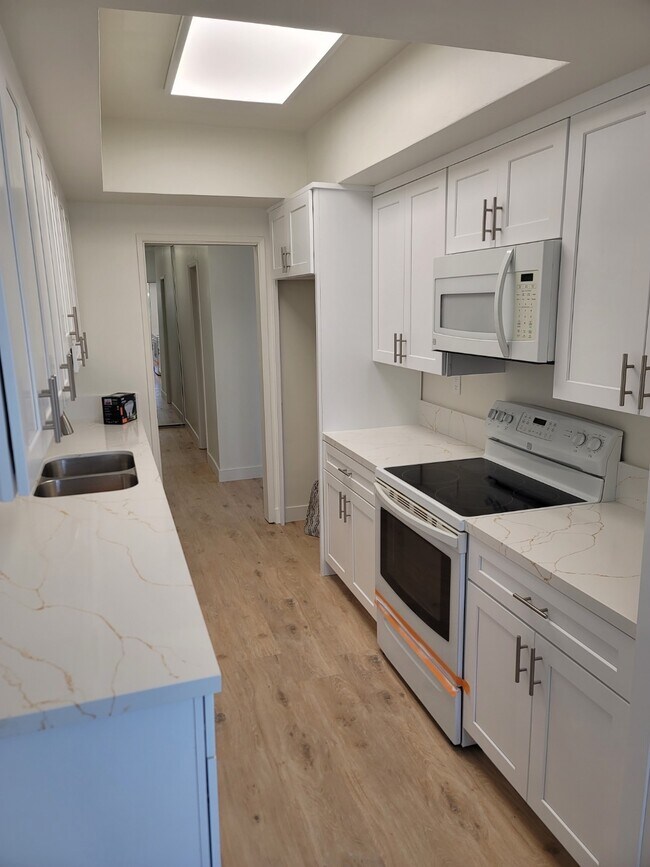 Building Photo - 900 Euclid St