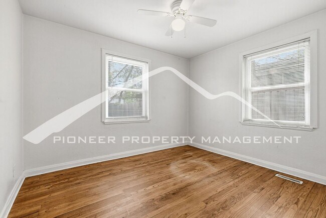 Building Photo - Updated 1/2 Duplex with Washer/Dryer and Fenced Yard