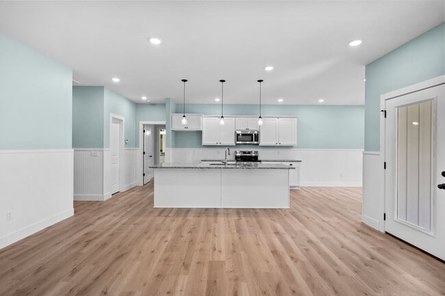 Building Photo - Luxury Rental!