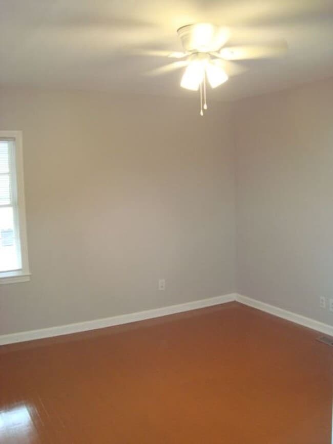 Building Photo - Charming two bedroom and one bath home available to rent near River Rd