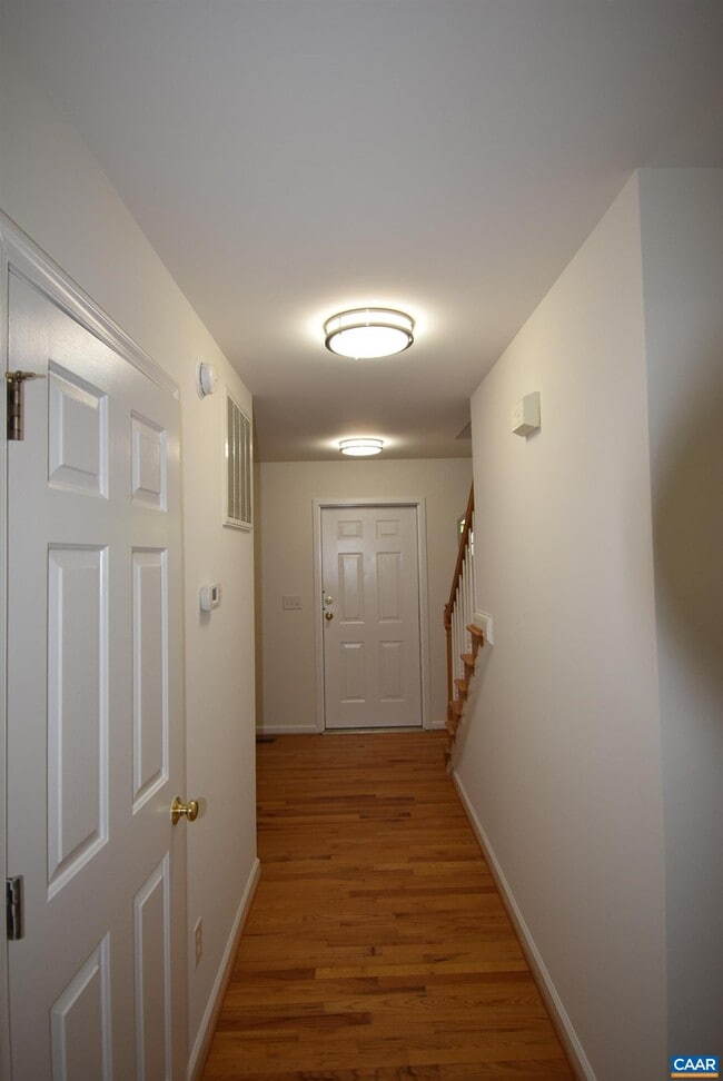 Building Photo - 19 Woodlawn Dr