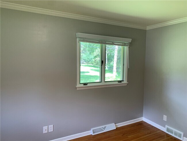 Building Photo - 20 Pine Hill Dr