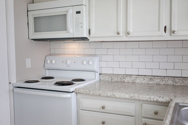 Building Photo - Updated 3BR Townhouse in Prime VA Beach Lo...