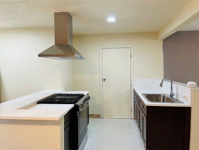 Building Photo - 7619 Vernwood St