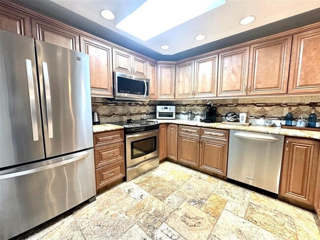 Building Photo - 14622 Pinecrest Dr