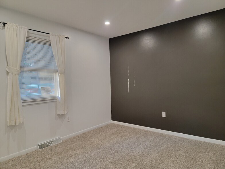 Building Photo - 40 Pine Crest Dr