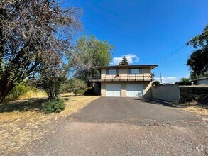 Building Photo - 3 bed duplex with views