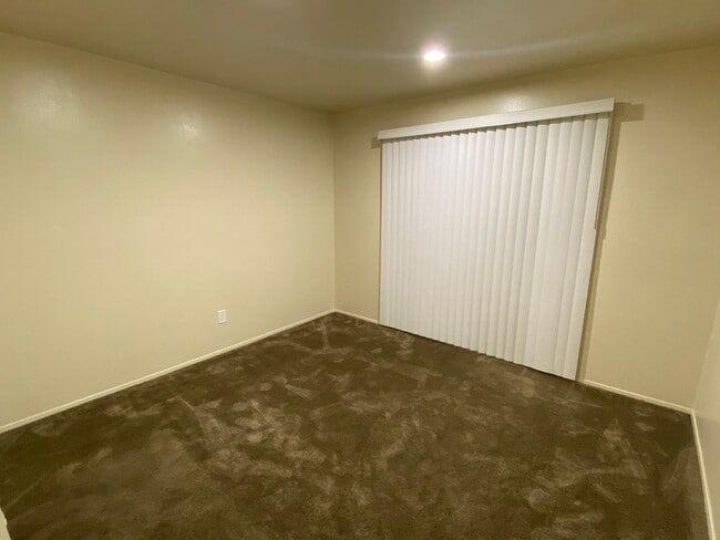 Building Photo - Decker Townhome