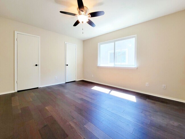 Building Photo - 3 Bed, 2 Bath Single-Level Gem with Firepl...