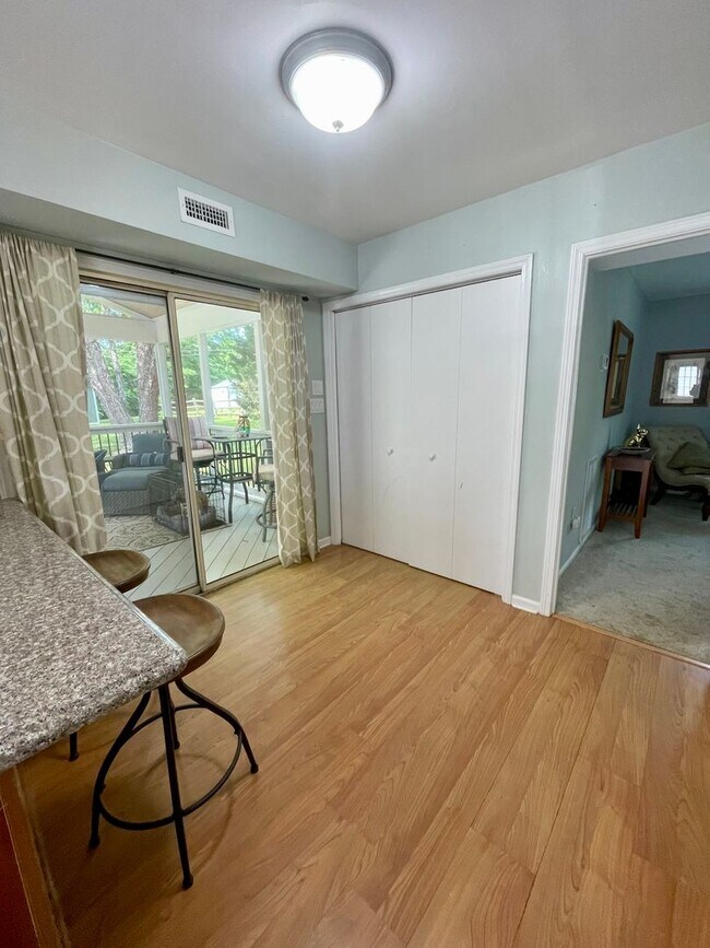 Building Photo - Adorable Home in Raeburn! 3Br/2BA