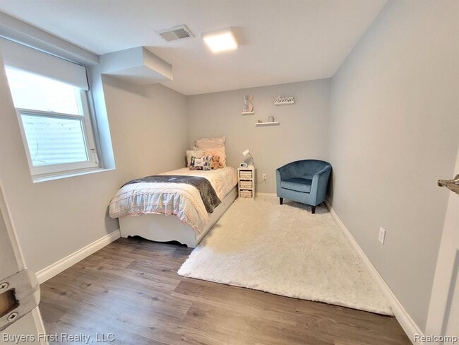 Building Photo - Newly Renovated 7BR – Modern Kitchen + Bath