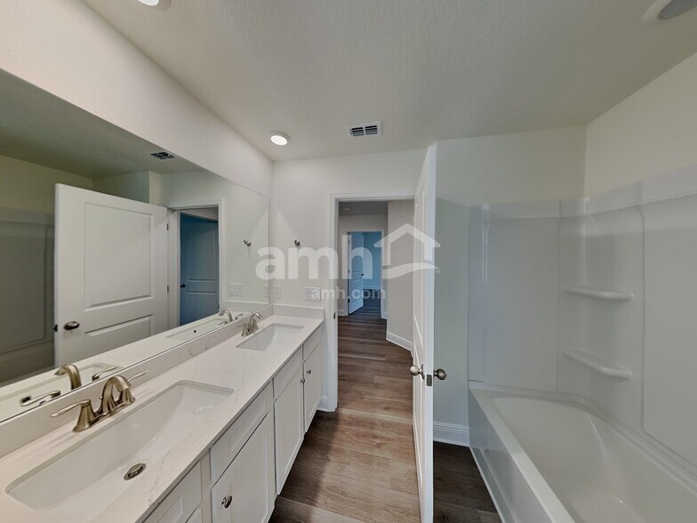 Building Photo - 5980 Pinewood Ests Dr