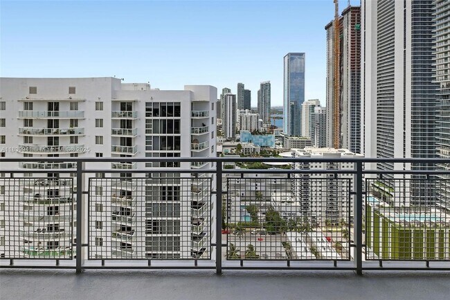 Building Photo - 2150 N Bayshore Dr