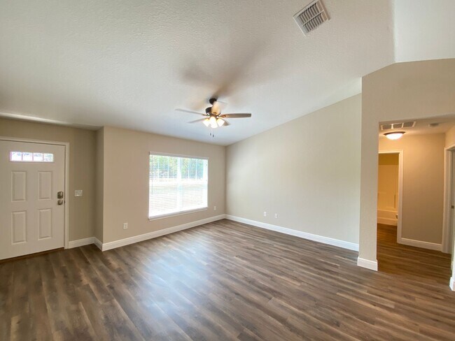 Building Photo - Custom Home - Desirable SE Ocala Neighborhood 3/2/2 **Available Soon**