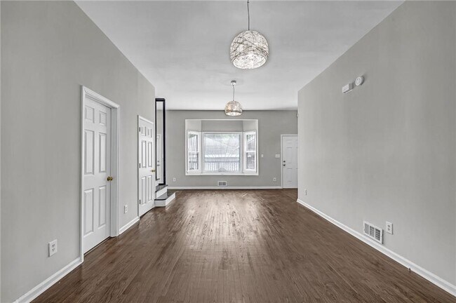 Building Photo - 660 Queen St SW