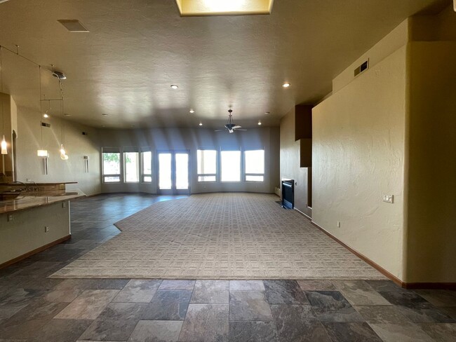 Building Photo - Gorgeous 3 Bedroom Home in Sonoma Ranch  *...