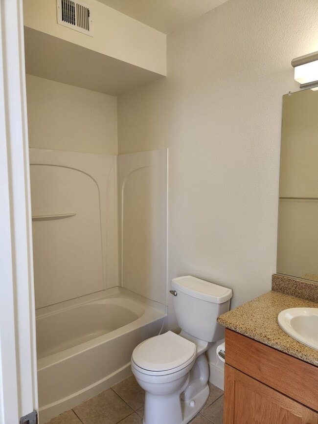 Building Photo - Bright & Sunny City Center townhouse style condo Great location, Nice 2 bedroom 2.5 bathroom