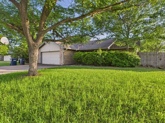 Building Photo - 2800 Jennifer Dr