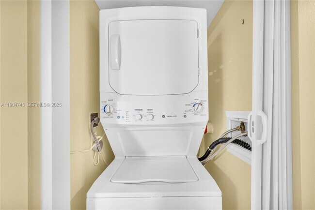 Building Photo - 3200 Port Royale Dr N