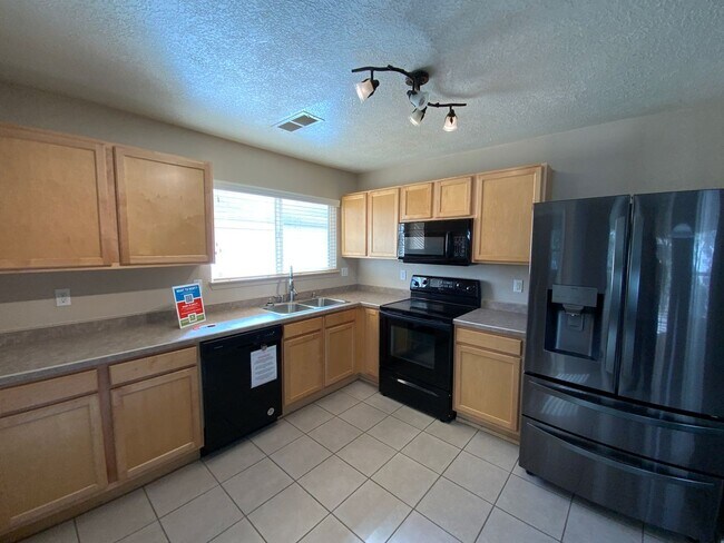 Building Photo - 3 Bedroom Home Available Near Unser Blvd N...