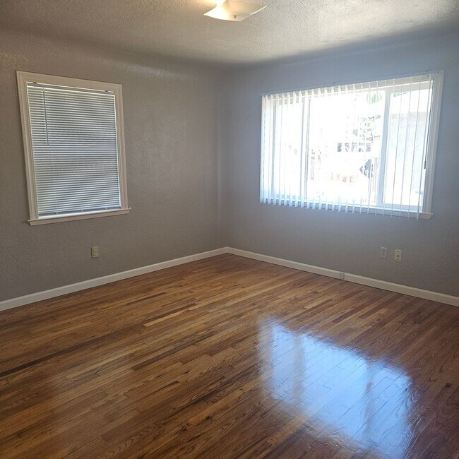 Building Photo - 2 Bedroom 1 Bath Home Recently Renovated