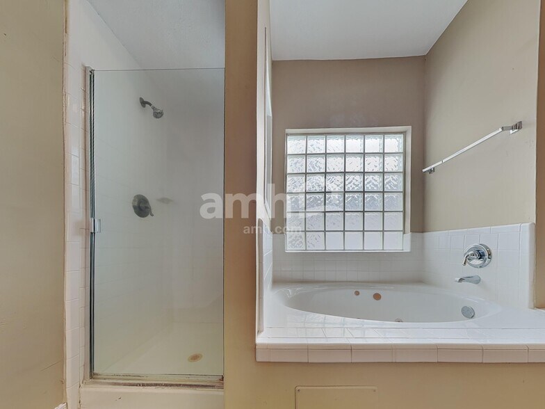 Building Photo - 11911 Lakewood Hills Dr