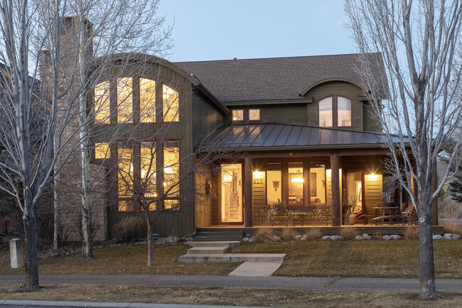 Primary Photo - 627 N Bridge Dr