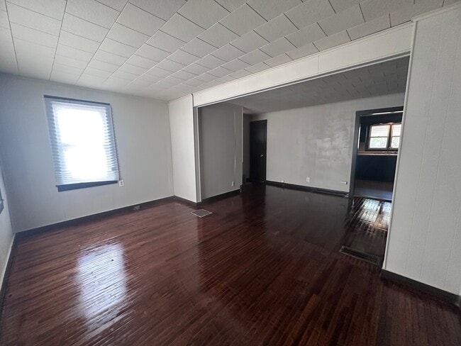 Building Photo - 209 Cook-