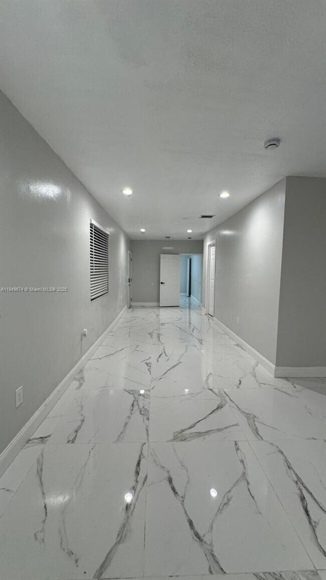 Building Photo - 15775 N Miami Ave