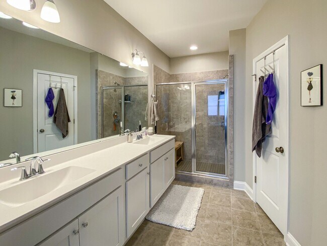 Building Photo - Beautiful Townhome at Manordale - LEASE TA...