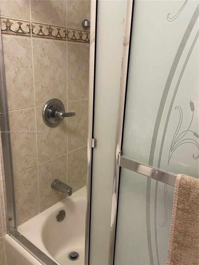 Building Photo - 2625 Collins Ave