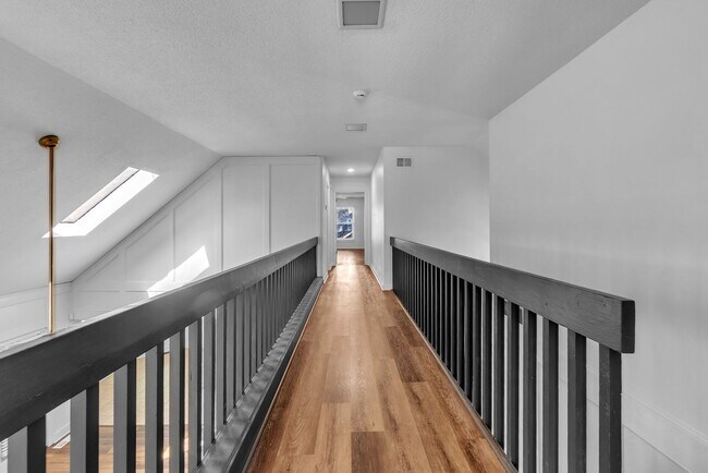 Building Photo - AVAILABLE NOW!! 5 Bedroom 3.5 Bath Fully R...