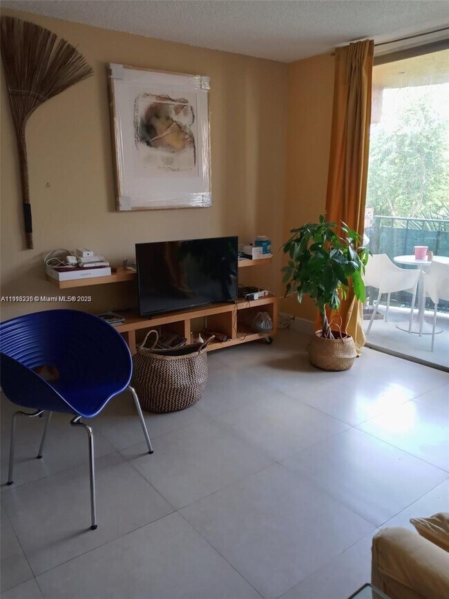 Building Photo - 9350 Fontainebleau Blvd