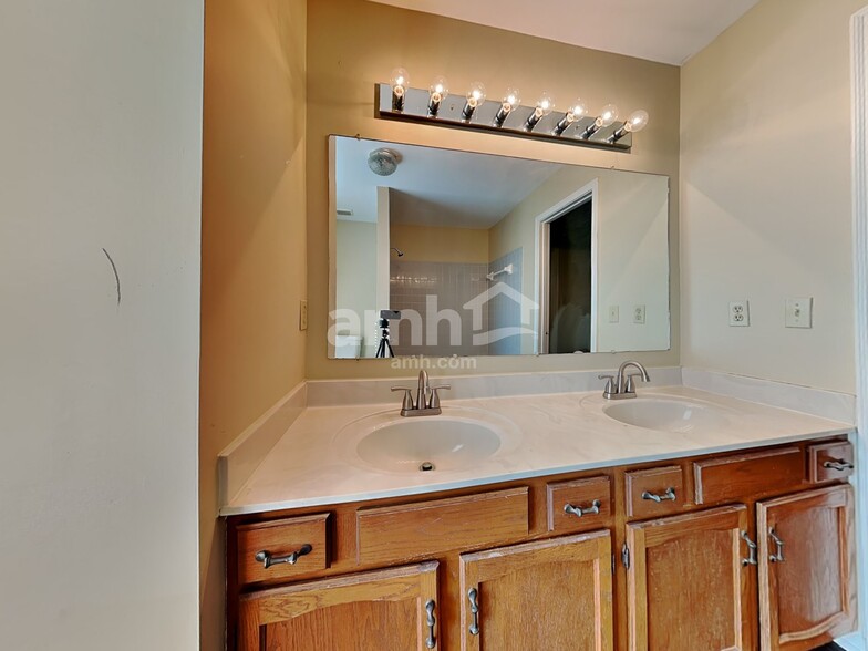 Building Photo - 3367 Woodlyn Hills Dr