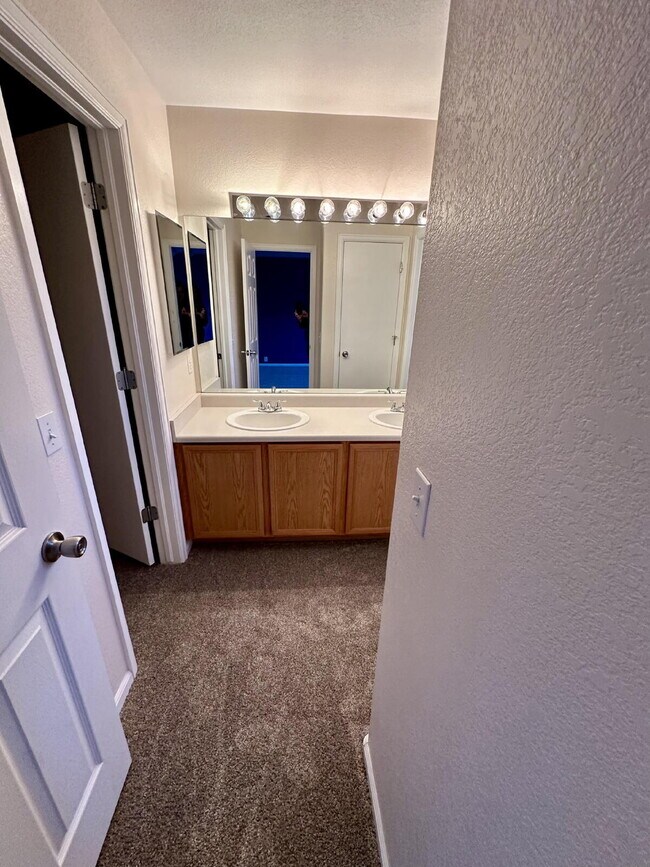 Building Photo - Stylish 2 bedroom Townhome end unit w/Loft 80923
