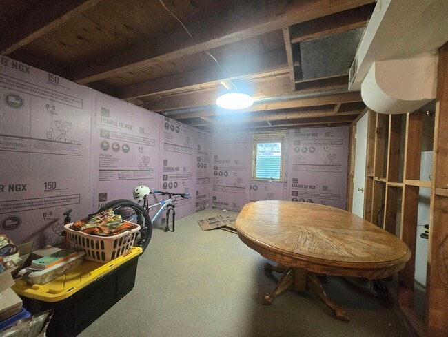 Building Photo - Spacious 4 Bedroom Home with Fenced Yard +...