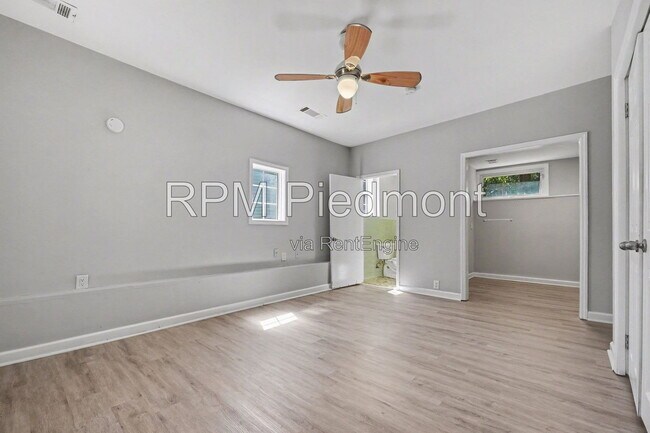 Building Photo - 1231 Stoneybrook Dr SE