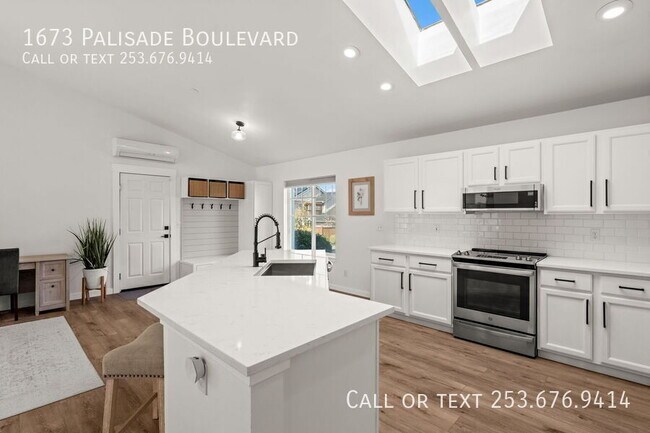 Building Photo - 1673 Palisade Blvd