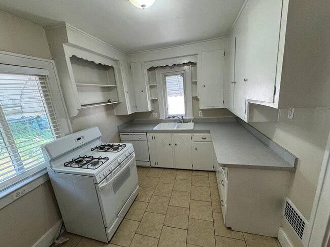 Building Photo - 2 bed 1 bath ranch walking distance to Dow...