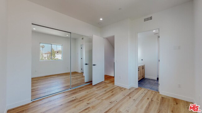 Building Photo - 4462 W Maplewood Ave